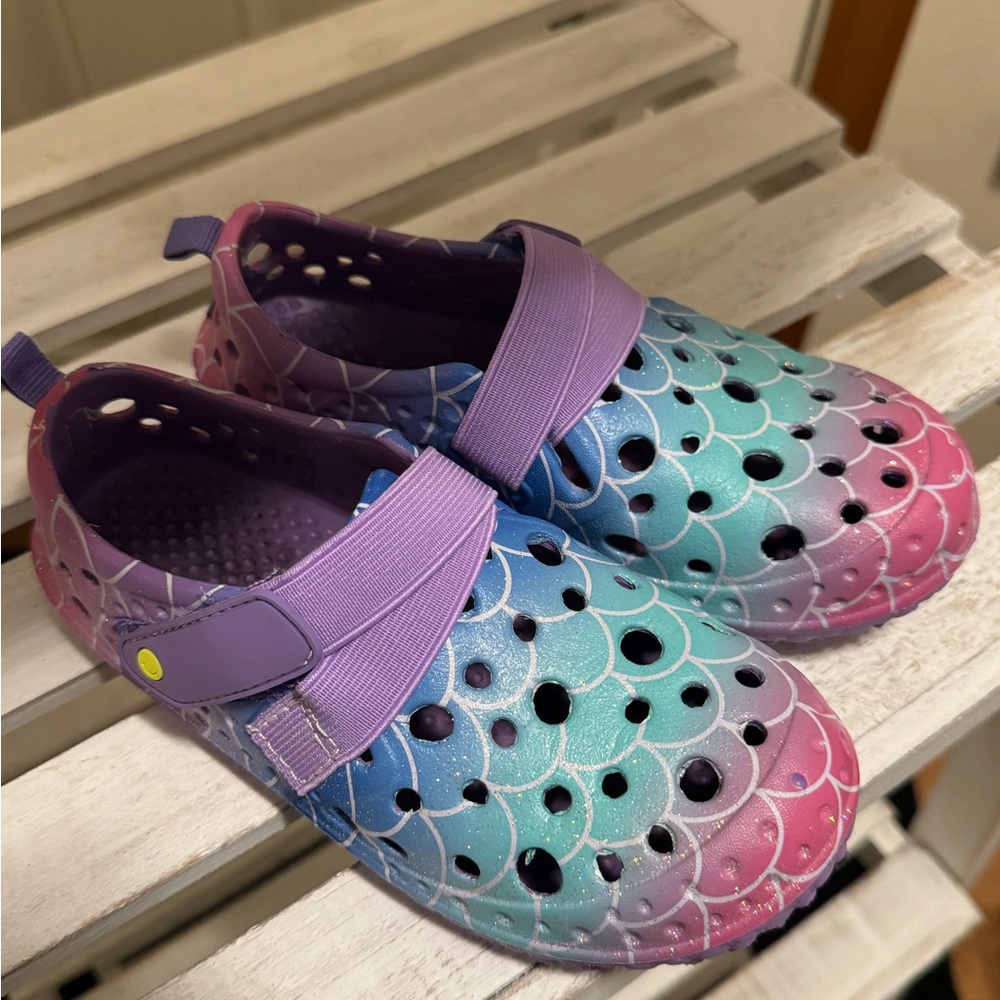 Western chief Girls 11-12 beach/river/play shoes